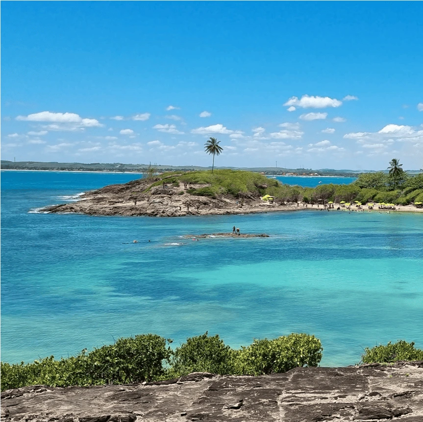Águas cristalinas, piscinas naturais e um cenário paradisíaco para relaxar